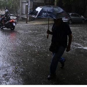 Κακοκαιρία Cassandra: Σφοδρές καταιγίδες σε πολλές περιοχές ως το απόγευμα – Επικαιροποιήθηκε το έκτακτο δελτίο