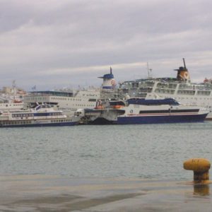 Μηχανική βλάβη το «Fast Ferries Andros» – Παραμένει αγκυροβολημένο στο λιμάνι της Μυκόνου