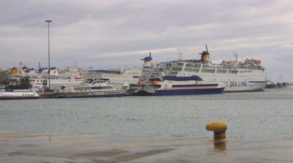 Μηχανική βλάβη το «Fast Ferries Andros» – Παραμένει αγκυροβολημένο στο λιμάνι της Μυκόνου