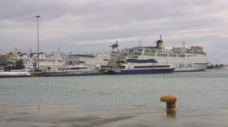 Μηχανική βλάβη το «Fast Ferries Andros» – Παραμένει αγκυροβολημένο στο λιμάνι της Μυκόνου