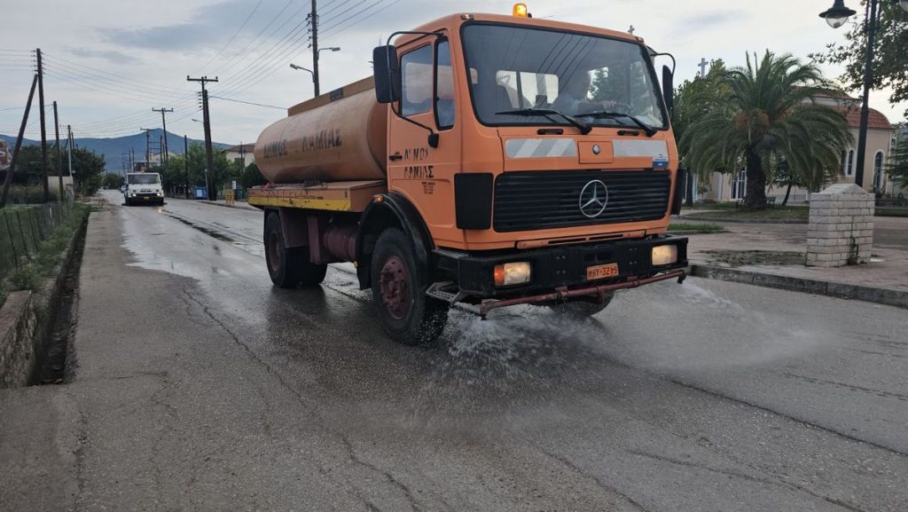 Καθαρισμός στο Κόμμα από μηχανήματα του Δήμου Λαμιέων μετά τις φόλες στα αδέσποτα ζώα