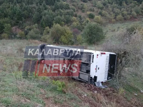 Λεωφορείο με μαθητές έπεσε σε χαράδρα στα Καλάβρυτα – Δεν υπάρχουν τραυματίες