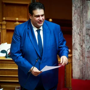 Δημοτικά τέλη: Βαθαίνει η κόντρα κυβέρνησης και επιμελητήριων – Τι απαντά ο Λιβάνιος στον Μασούτη