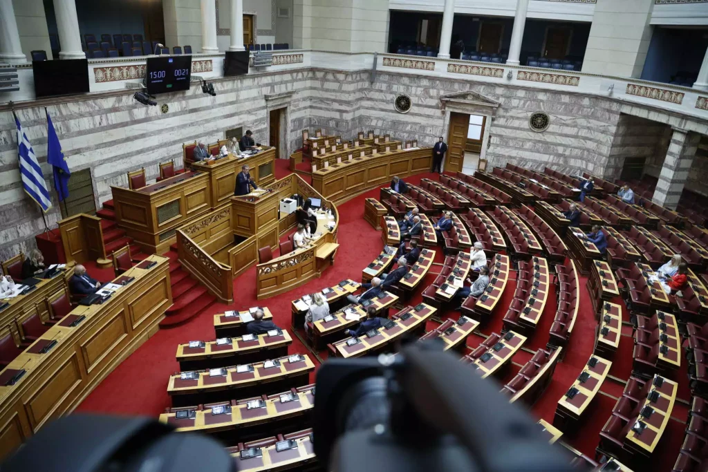 Στην Βουλή το νομοσχέδιο για τη διαχείριση αποβλήτων και την αποθήκευση ηλεκτρικής ενέργειας