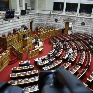 Στην Βουλή το νομοσχέδιο για τη διαχείριση αποβλήτων και την αποθήκευση ηλεκτρικής ενέργειας