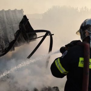 Υπό έλεγχο η πυρκαγιά στο εργοστάσιο στα Οινόφυτα