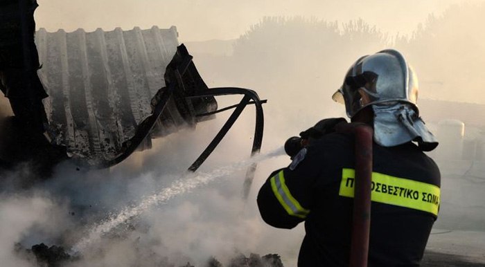 Υπό έλεγχο η πυρκαγιά στο εργοστάσιο στα Οινόφυτα