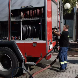 Ηράκλειο: Ξέσπασε φωτιά σε σπίτι από τον απορροφητήρα – Τραυματίστηκε γυναίκα που προσπάθησε να την σβήσει