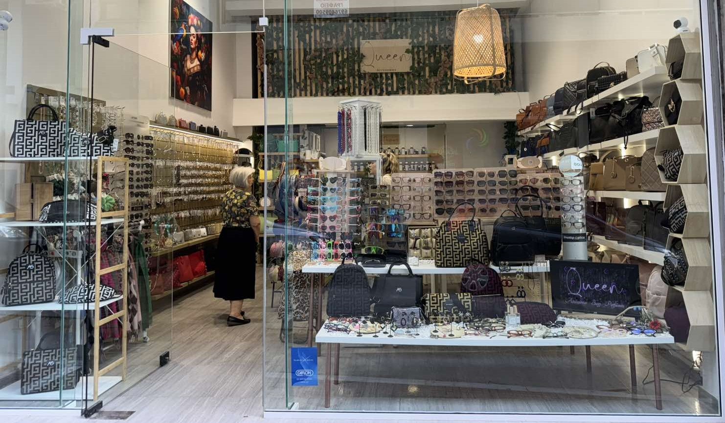 Λαμία: Το "Queen Accessories" έχει ό,τι χρειάζεται μια γυναίκα!