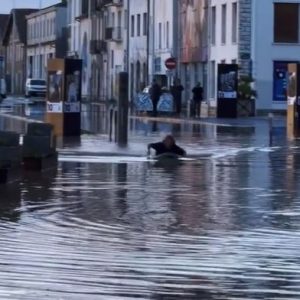 Γαλλία: Άνδρας κωπηλατεί σε σανίδα του σερφ στην πλημμυρισμένη πόλη Μπαγιόν