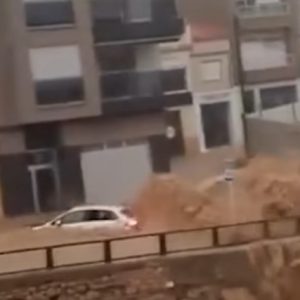 Ισπανία: Τι είναι τα flash floods που «έπνιξαν» τη Βαλένθια – Δύσκολη η προειδοποίηση λέει ο Ευθύμιος Λέκκας