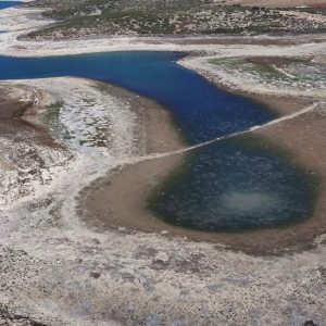 Εικόνες που σοκάρουν από την Υλίκη λόγω της λειψυδρίας – Προσβάσιμο πλέον το νησί της λίμνης με το αυτοκίνητο