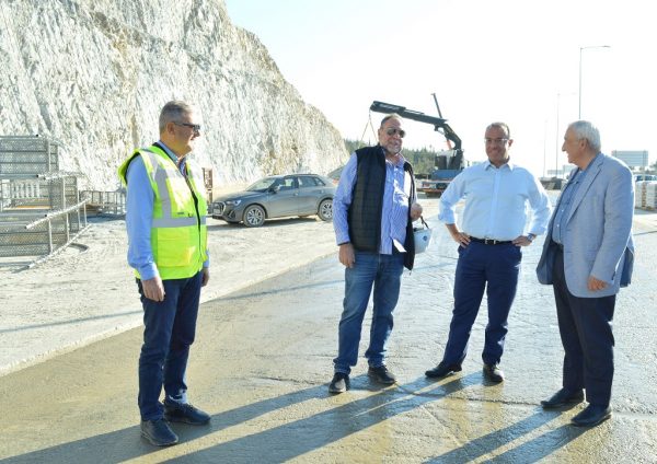 Ο Χρήστος Σταϊκούρας στο έργο του Flyover στη Θεσσαλονίκη