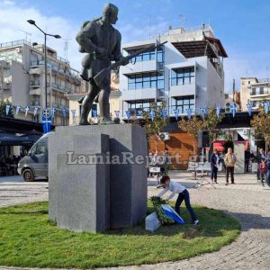 Οι μαθητές κατέθεσαν στεφάνια στον Ανδριάντα του Εύζωνα Πολεμιστή (ΦΩΤΟ)