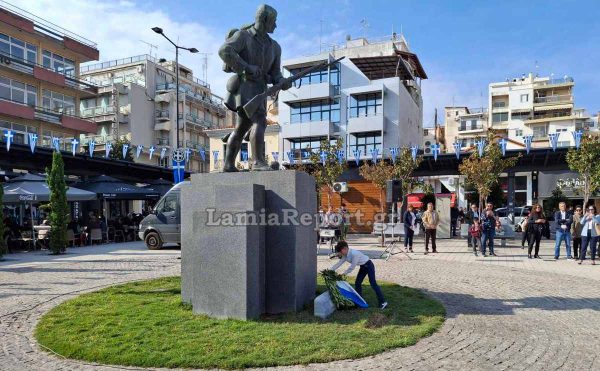 Οι μαθητές κατέθεσαν στεφάνια στον Ανδριάντα του Εύζωνα Πολεμιστή (ΦΩΤΟ)