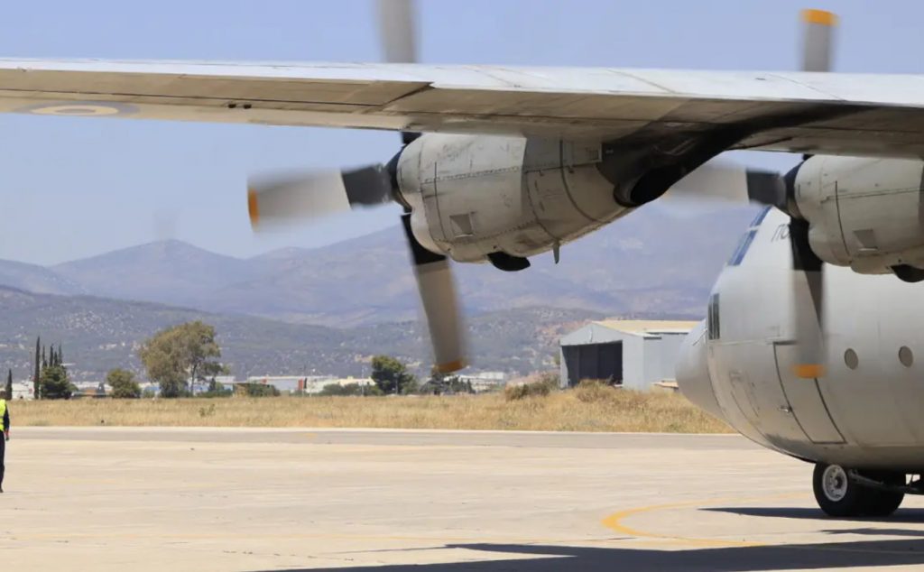 Έφτασε στην Ελευσίνα το C-130 με τους 22 Έλληνες υπηκόους που έφυγαν από το Λίβανο