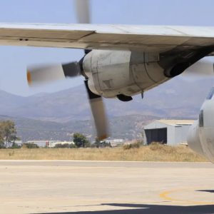 Έφτασε στην Ελευσίνα το C-130 με τους 22 Έλληνες υπηκόους που έφυγαν από το Λίβανο