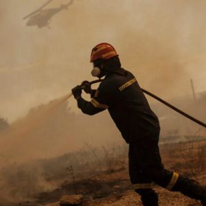 Φωτιά στην Ηλεία: Τραυματίστηκε σοβαρά στο πόδι ένας πυροσβέστης