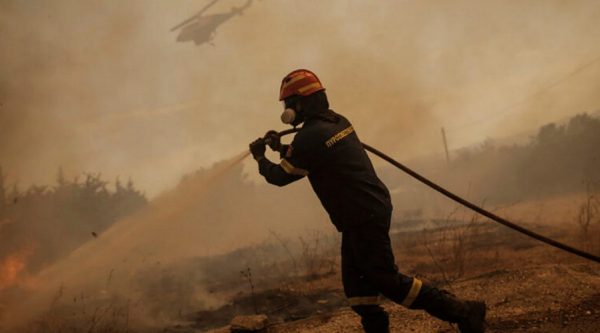 Φωτιά στην Ηλεία: Τραυματίστηκε σοβαρά στο πόδι ένας πυροσβέστης