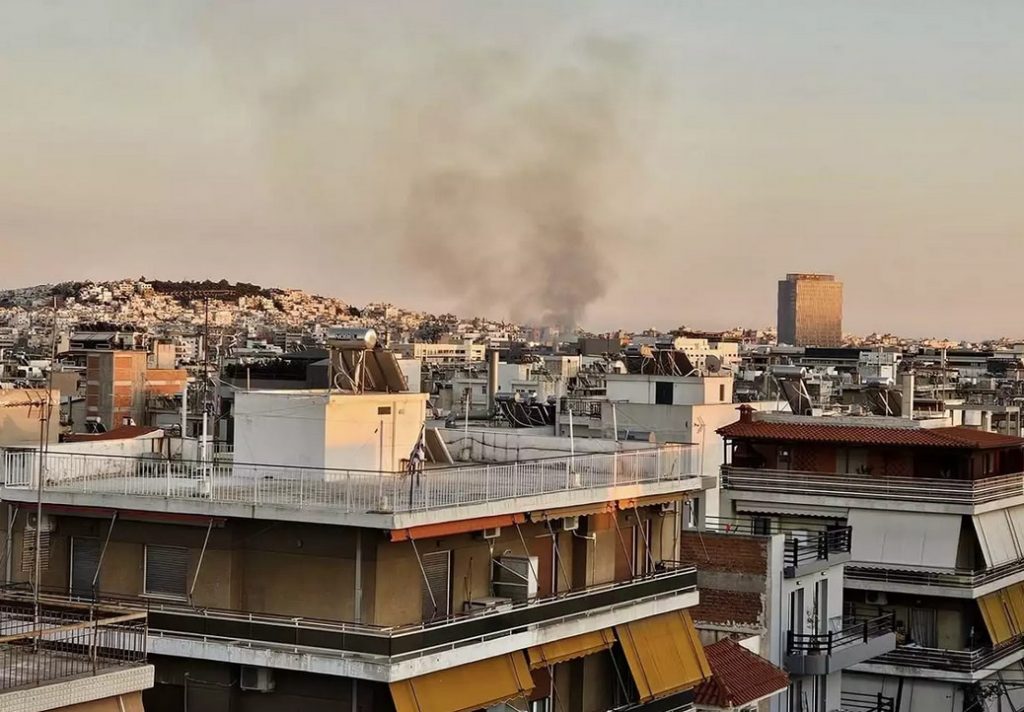 Φωτιά σε κτίριο στον Πειραιά, έχει διακοπεί η κυκλοφορία στην περιοχή