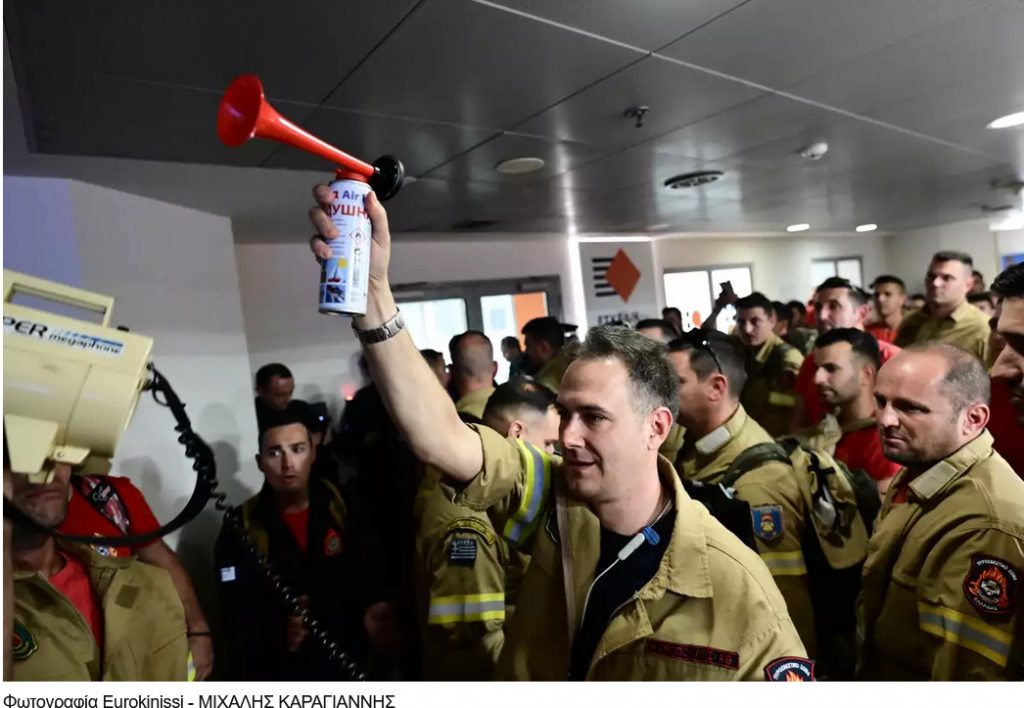 Οι εποχικοί πυροσβέστες έκαναν κατάληψη στο υπουργείο Κλιματικής Κρίσης