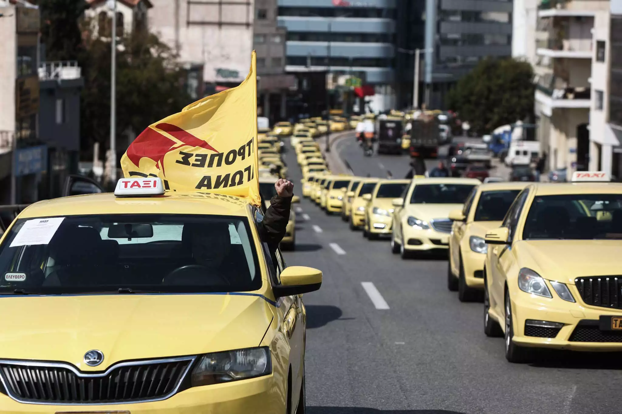 POS και ηλεκτρονικές πληρωμές «άνοιξαν» τα μάτια στην εφορία: Ο... κρυφός θησαυρός των ταξί που αποκαλύφθηκε