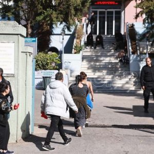 Νεκρός τρίχρονος από πυροβολισμούς στο Μαρκόπουλο - Θρήνος συγγενών έξω από το «Αγλαΐα Κυριακού»