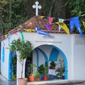 Πανηγυρίζει το γνωστό παρεκκλήσι του Αγίου Νεκταρίου στο Ασπρονέρι