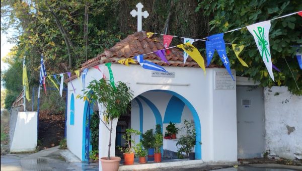 Πανηγυρίζει το γνωστό παρεκκλήσι του Αγίου Νεκταρίου στο Ασπρονέρι