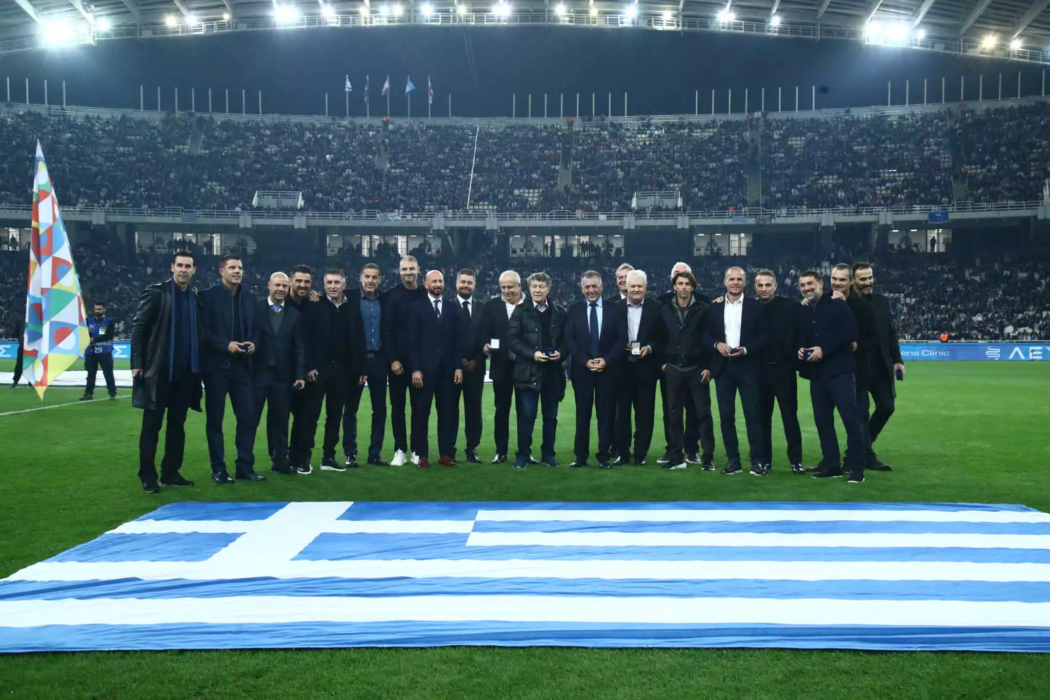 Ελλάδα – Αγγλία: Βραβεύθηκε μέσα σε αποθέωση η Εθνική ποδοσφαίρου του 2004 στο ΟΑΚΑ