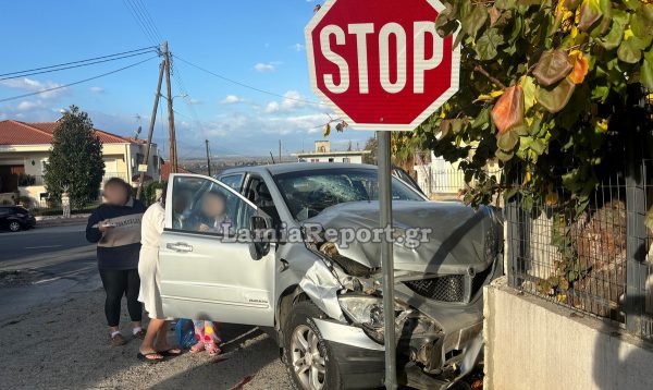 Λαμία: Παραβίασε το STOP, τον εμβόλισε κι έπεσε σε μαντρότοιχο (ΒΙΝΤΕΟ-ΦΩΤΟ)