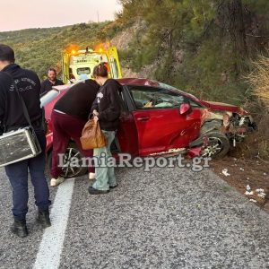 Τροχαίο για οικογένεια με μωρό έξω από τη Λαμία - Δύο ασθενοφόρα μετέφεραν τους τραυματίες στο Νοσοκομείο