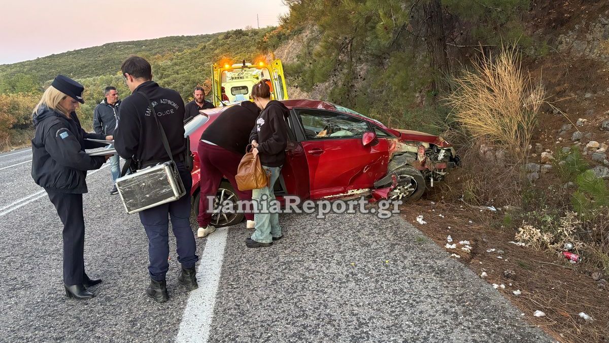 Τροχαίο για οικογένεια με μωρό έξω από τη Λαμία - Δύο ασθενοφόρα μετέφεραν τους τραυματίες στο Νοσοκομείο