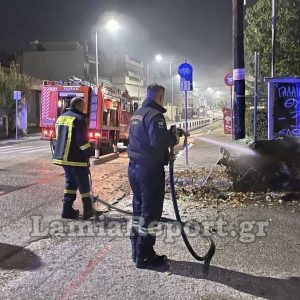 Λαμία: Επικίνδυνα «παιχνίδια» με νεαρούς κουκουλοφόρους να βάζουν φωτιές σε κάδους (ΒΙΝΤΕΟ)