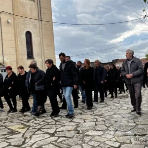 Θρήνος και οργή στην κηδεία της δολοφονημένης Δώρας στο Δοκίμι Αγρινίου – Στον εισαγγελέα ο 30χρονος γυναικοκτόνος