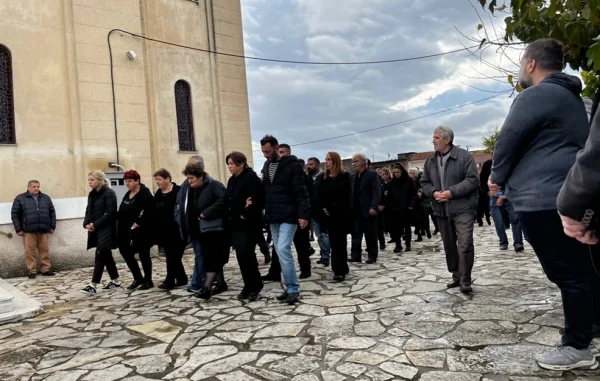 Θρήνος και οργή στην κηδεία της δολοφονημένης Δώρας στο Δοκίμι Αγρινίου – Στον εισαγγελέα ο 30χρονος γυναικοκτόνος