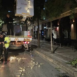 Στο δρόμο τα ξημερώματα για τον στολισμό της πόλης ο Πανουργιάς