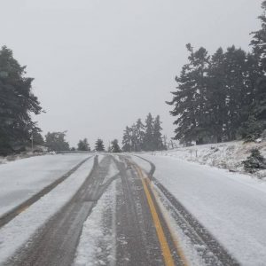 Παρνασσός: Με προσοχή ο δρόμος λόγω χιονιού - Όμορφες, χιονισμένες εικόνες