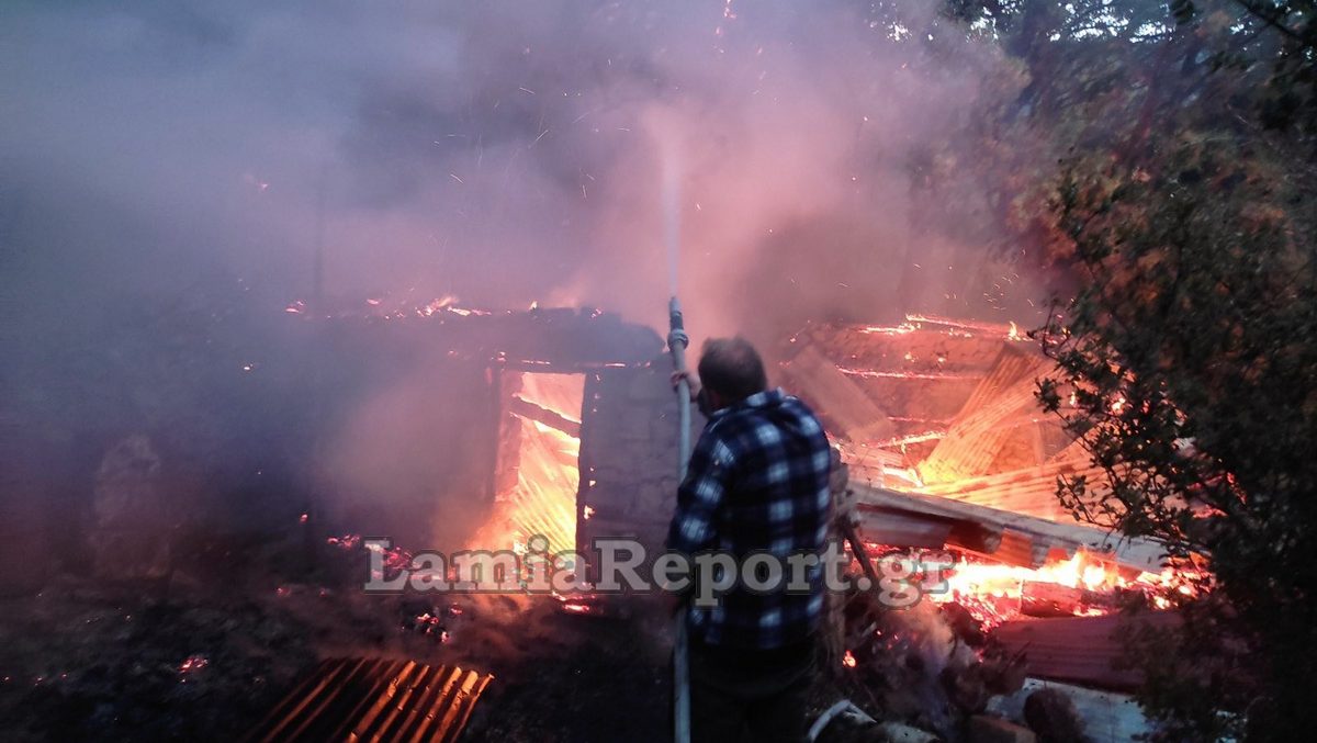 Νέα πυρκαγιά στα Μάρμαρα Φθιώτιδας - Έκαψε αποθήκες, κινδύνευσε το δάσος (Εικόνες)