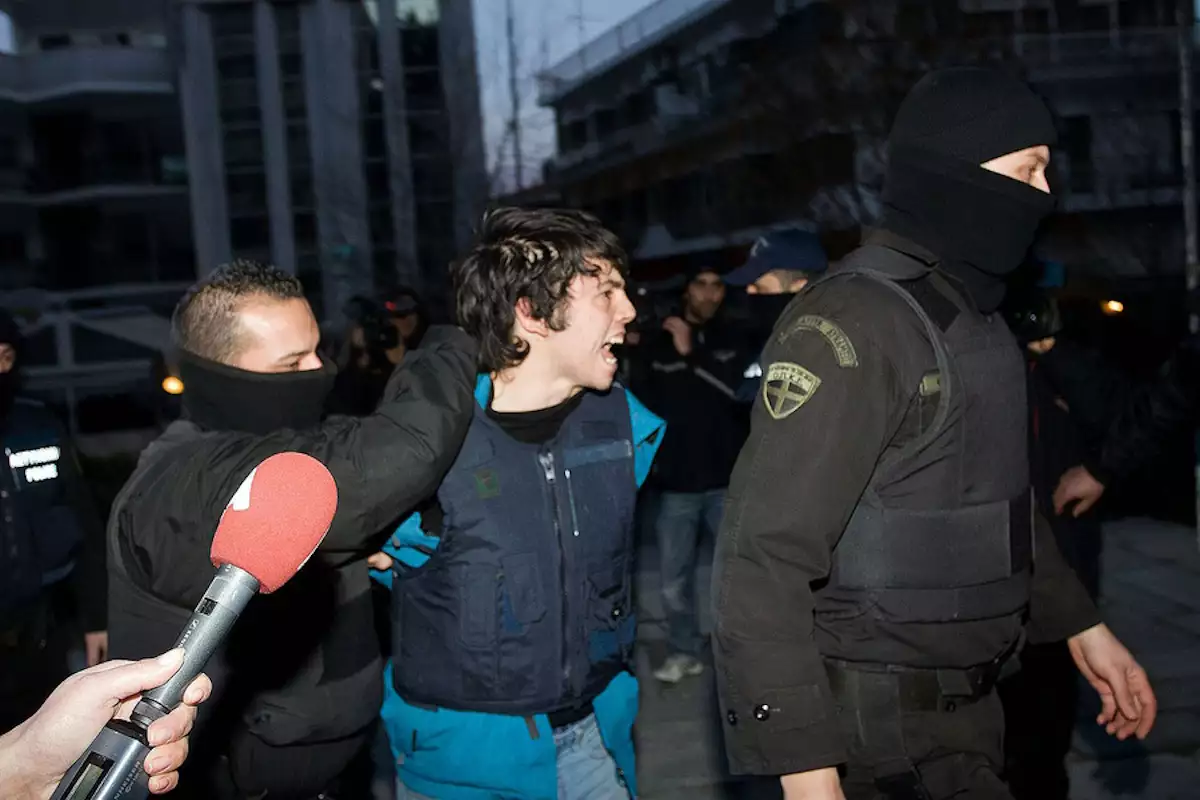 Ποιος είναι ο Νίκος Ρωμανός που συνδέεται με τη γιάφκα των Αμπελοκήπων - Το αποτύπωμα στην τσάντα με το όπλο