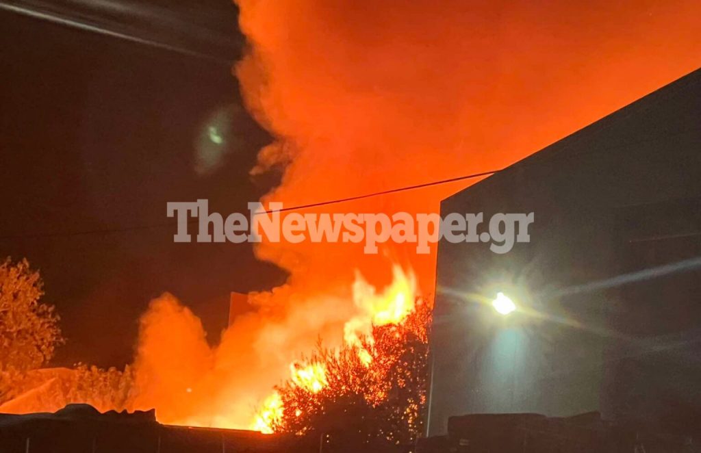 Γέμισε καπνούς ο Βόλος από τη μεγάλη πυρκαγιά στη ΒΙ.ΠΕ.