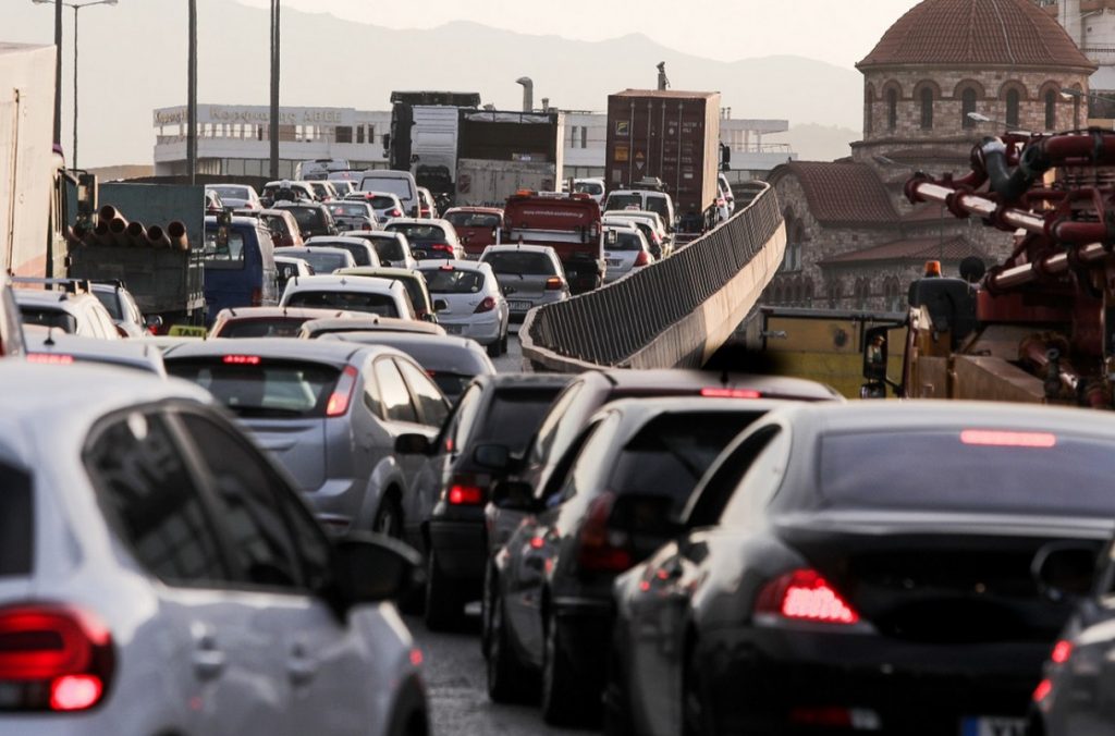 Φωτιά σε αυτοκίνητο στην κάθοδο του Κηφισού - Καθυστερήσεις στο σημείο