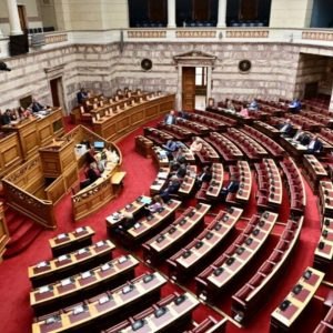 Βουλή: Κόντρα μεταξύ κυβέρνησης και αντιπολίτευσης με αφορμή την εκλογή Τραμπ