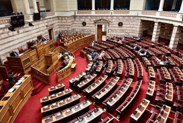 Βουλή: Κόντρα μεταξύ κυβέρνησης και αντιπολίτευσης με αφορμή την εκλογή Τραμπ