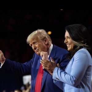 Tulsi Gabbard: Η εκλεκτή του Τραμπ για επικεφαλής των μυστικών πληροφοριών