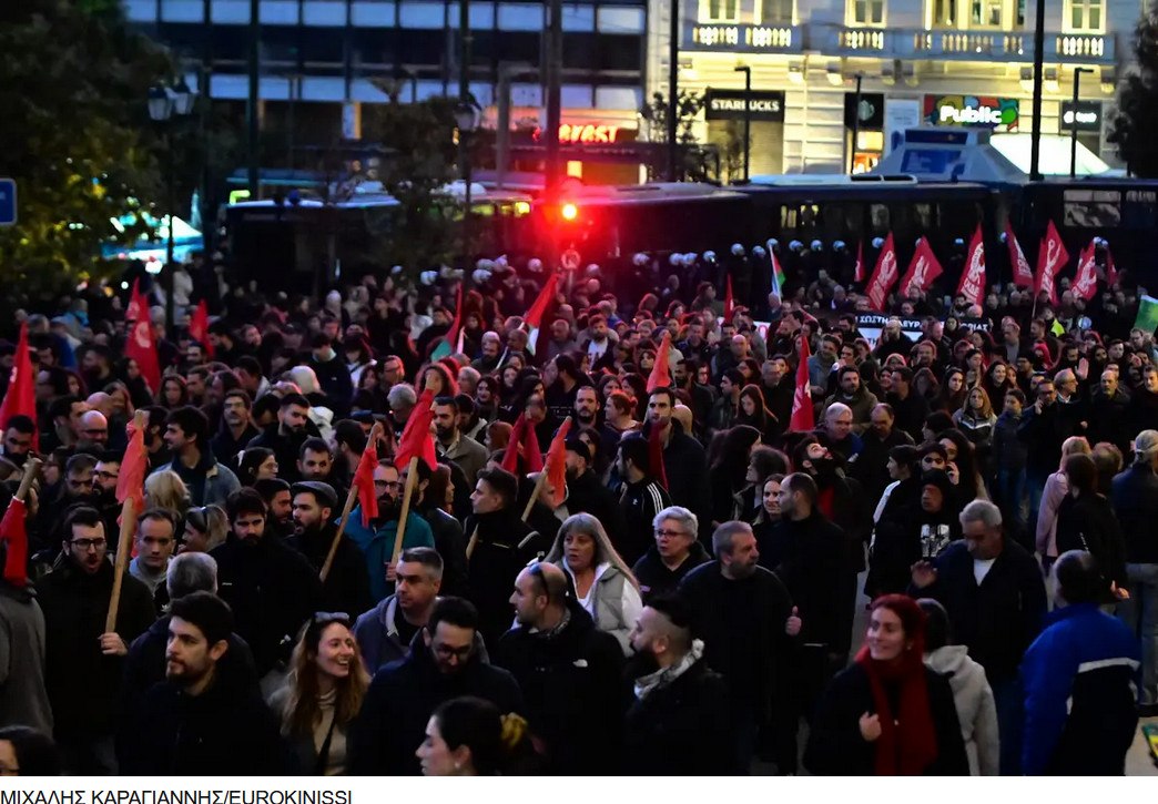 Πολυτεχνείο: Στην αμερικανική πρεσβεία η αιματοβαμμένη σημαία – Πάνω από 110 προσαγωγές