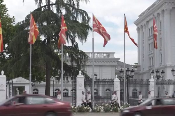 Κομισιόν σε Βόρεια Μακεδονία: «Τροποποιήστε το Σύνταγμα αν θέλετε να μπείτε στην Ευρωπαϊκή Ένωση»