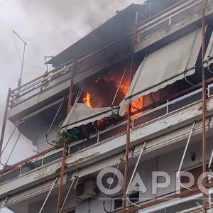 Φωτιά σε διαμέρισμα στην Καλαμάτα: Στο νοσοκομείο τέσσερα άτομα