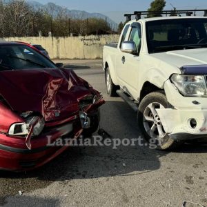 Λαμία: Τροχαίο στη διασταύρωση έξω από τη ΔΕΥΑΛ - Δείτε εικόνες