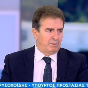 Χρυσοχοΐδης: Ενισχύεται η ασφάλεια των επιβατών σε λεωφορεία και προαστιακό της Δυτικής Αθήνας με 130 αστυνομικούς